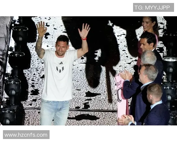 梅西与球迷亲密互动握手视频传递温暖与激情